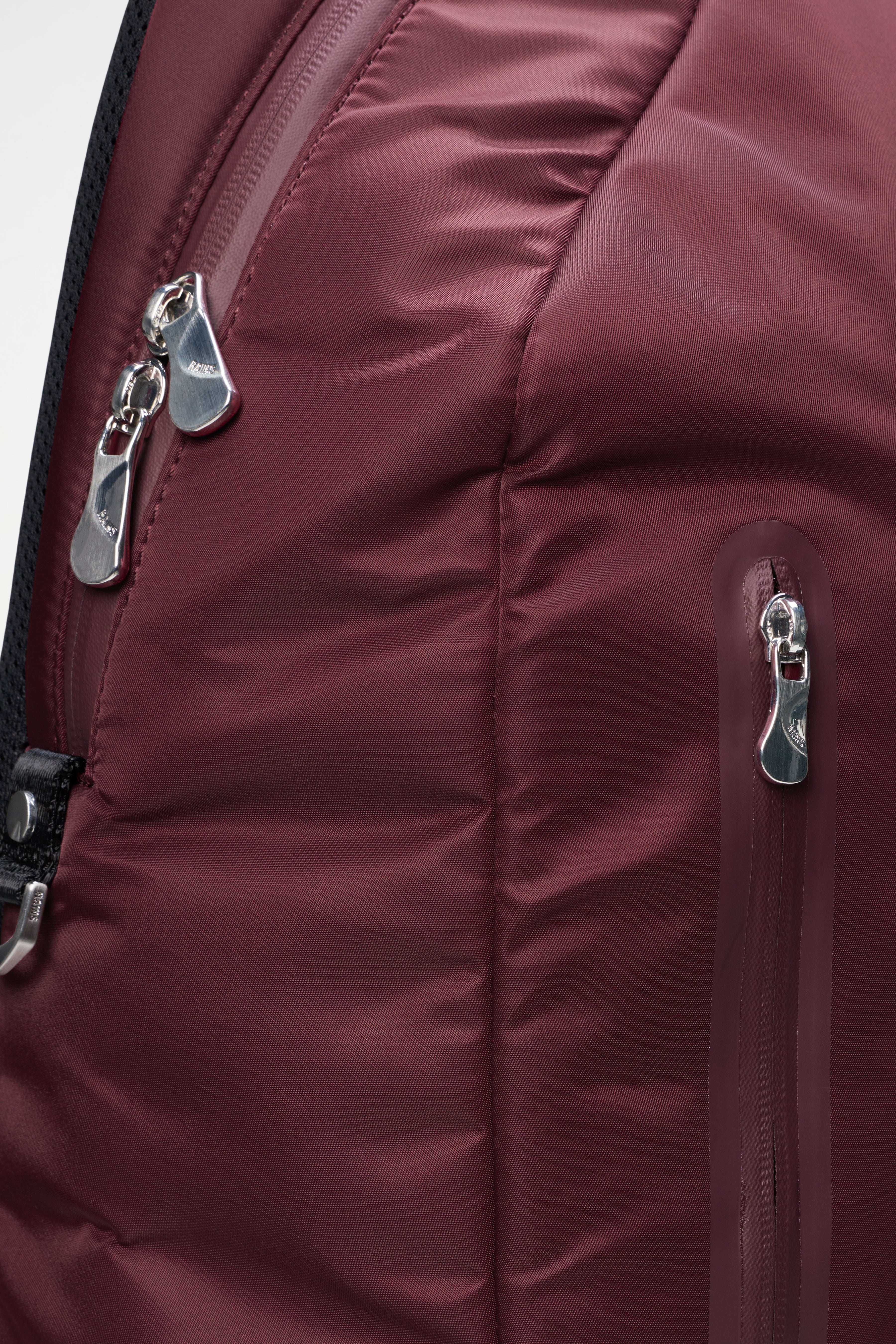 RAINS Delphi Backpack Sip 30L H28.50 x D14 x W47.50 cm Backpack